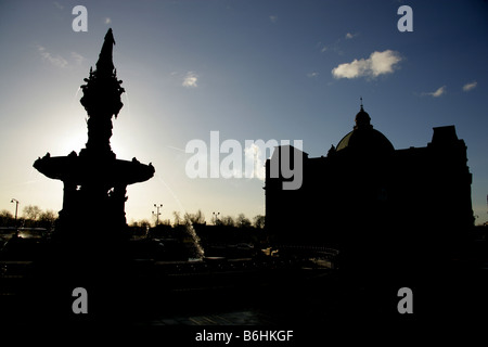 Stadt in Glasgow, Schottland. Silhouette Ansicht von Arthur Pearce entwickelt Doulton Brunnen und Peoples Palace bei Glasgow Green. Stockfoto