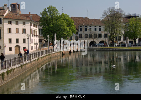 Treviso, die Suche entlang der Riviera Giuseppe Garibaldi nach Ponte Dante RHS Fluss Sile Veneto Italien April 2008 Stockfoto