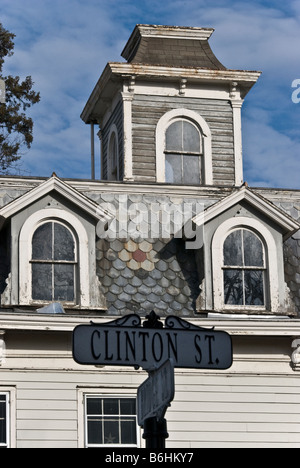 Detailansicht der Schiefer geflieste Mansardendach mit gewölbten Dachgauben & Holz Kuppel, Montgomery, New York, USA Stockfoto