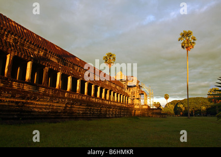 Galerie von Angkor Nordkrieg Haupttempel von den ersten Sonnenstrahl getroffen, kurz nach Sonnenaufgang, Siem Reap, Kambodscha Stockfoto