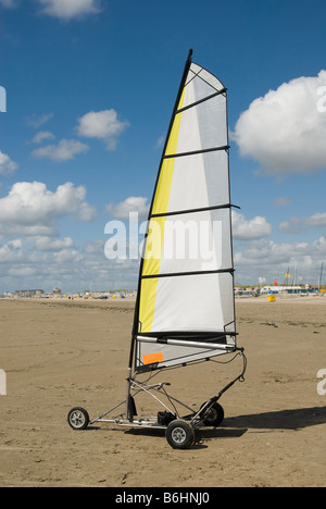 Land Segeln am Strand im Sommer Stockfoto