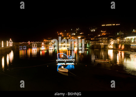 Weihnachtsbeleuchtung in Mousehole Harbour Stockfoto