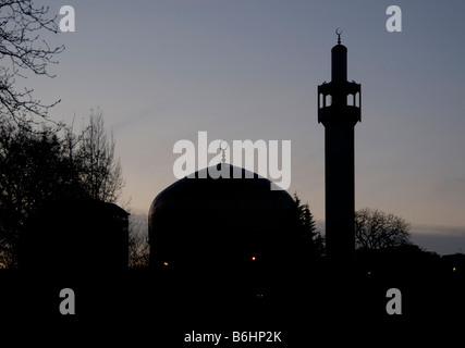 Silhouette der London Central Mosque und Islamisches Kulturzentrum vor Dämmerung Himmel, London Stockfoto