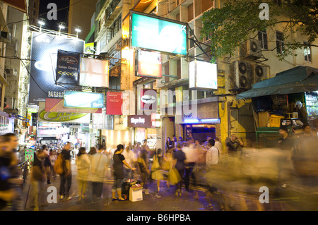 Menschen auf den Straßen in der Nacht in Lan Kwai Fong Hong Kong Central Halbin Stockfoto