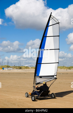 Land Segeln am Strand im Sommer Stockfoto