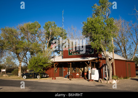 Shop, Lodge und Café, Portal, Cochise, Arizona, Vereinigte Staaten mit einer US-Flagge und ein altes klassisches Auto parkten außerhalb Stockfoto