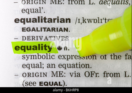 Gleichstellung auf eine Seite aus einem Wörterbuch hervorgehoben Stockfoto