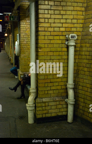 Menschen warten auf u-Bahn u-Bahnstation Bayswater in West London England UK Stockfoto