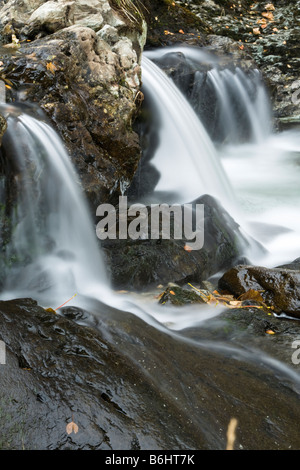 Riggindale Beck fließt über Felsblöcke im Herbst Haweswater Seenplatte Cumbria Uk Stockfoto