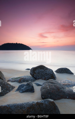 Sonnenuntergang am Teluk Nipah Strand auf Pulau Pangkor, Malaysia Stockfoto
