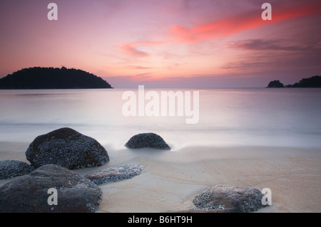 Sonnenuntergang am Teluk Nipah Strand auf Pulau Pangkor, Malaysia Stockfoto