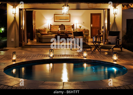 luxuriöses Schlafzimmer mit Holzdeck und privaten Plunge Pool Savanne Suite Savanna Private Game Lodge Sabi Sand Game Reserve Stockfoto