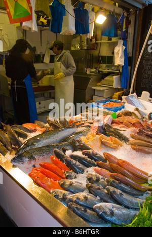 Stall zu verkaufen Fisch auf Shepherds Bush Markt in West London England UK Stockfoto