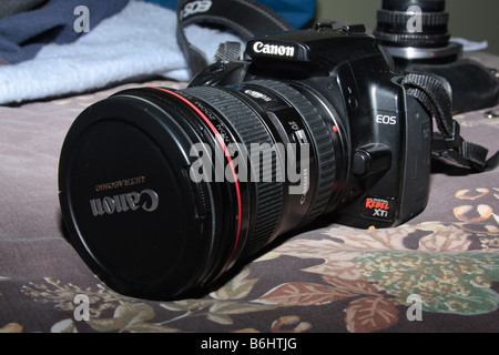 XTi Canon dSLR-Kamera mit 17-40mm f/4 Objektiv EF L-Serie. Stockfoto