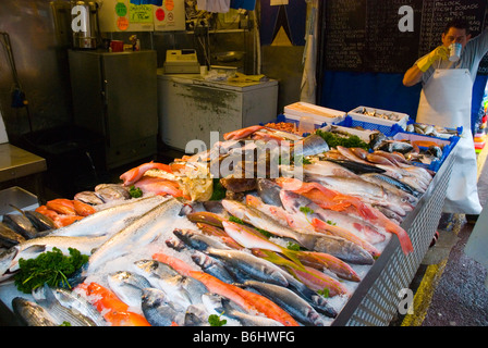 Stall zu verkaufen Fisch auf Shepherds Bush Markt in West London England UK Stockfoto