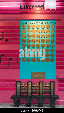 Der Liverpool-Wall of Fame auf Mathew Street, Liverpool, Merseyside, England Stockfoto