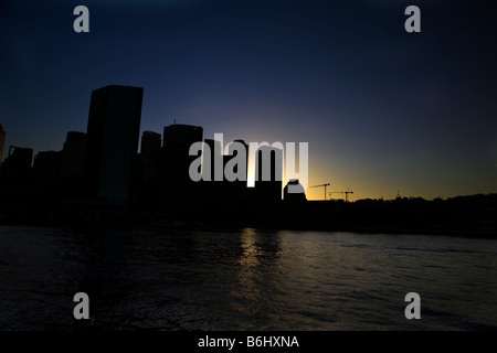 Sydney zentraler Geschäftsbezirk, Silhouette Skyline bei Sonnenuntergang, Sydney, New South Wales, Australien Stockfoto