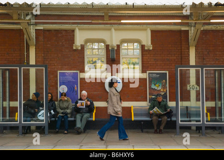 Menschen in Ladbroke Grove-u-Bahnstation in West London England UK Stockfoto