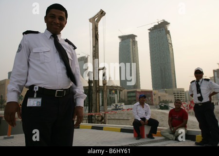 Einwanderer als Wachpersonal in der Innenstadt von Doha, Katar. Stockfoto