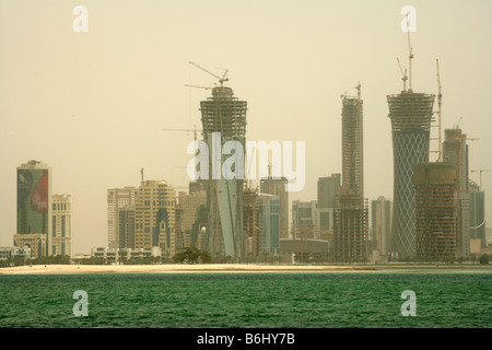 Wolkenkratzer im Bau bilden die Skyline von Doha, Katar. Stockfoto