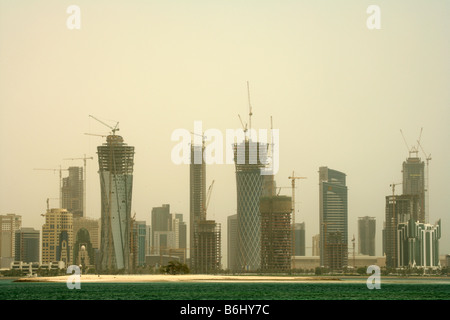 Wolkenkratzer im Bau bilden die Skyline von Doha, Katar. Stockfoto