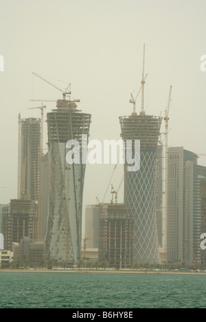 Bau von Wolkenkratzern an Waterfront in Doha mit Al-Bidda und Qipco Türme, Katar, Naher Osten Stockfoto