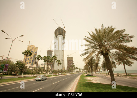 Stadtszene mit der Al-Bidda-Turm und andere Hochhäuser im Bau, Doha, Katar. Stockfoto