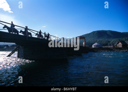 Hirten Hemu Fluss überquert auf einer Holzbrücke am Hemu in Xinjiang, China. Stockfoto