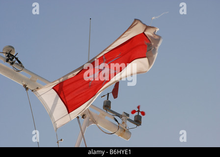 Maltesischer Flagge im Wind auf Malta, Gozo Fähre Stockfoto