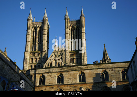 Westfassade der Kathedrale von Lincoln an einem sonnigen Wintertag Stockfoto