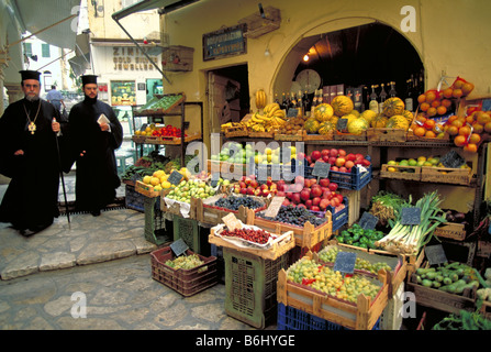 Elk141 2353 Griechenland Korfu Altstadt Gemüsemarkt mit zwei griechisch-orthodoxen Priester Stockfoto