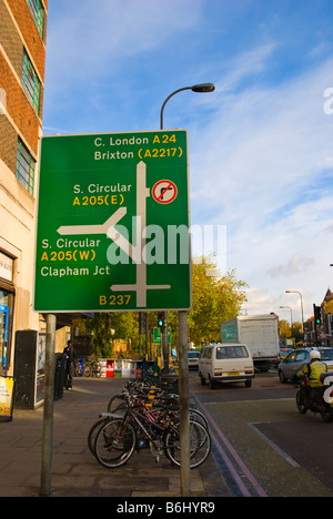 Verkehr und Beschilderung außerhalb der u-Bahnstation Clapham South in London England UK Stockfoto