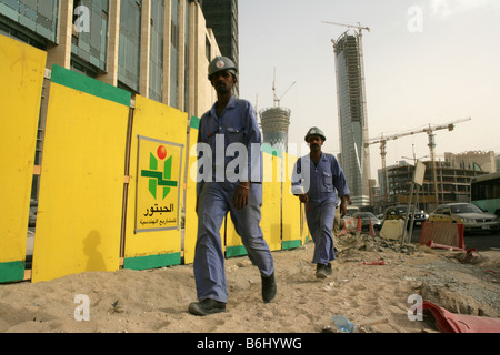 Südasiatische Wanderarbeiter auf einer Baustelle in Doha, Katar. Stockfoto