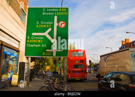 Verkehr und Beschilderung außerhalb der u-Bahnstation Clapham South in London England UK Stockfoto