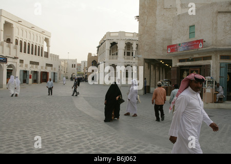 Die Einheimischen ein Spaziergang durch den Souq Waqif Markt in Doha, Katar. Stockfoto