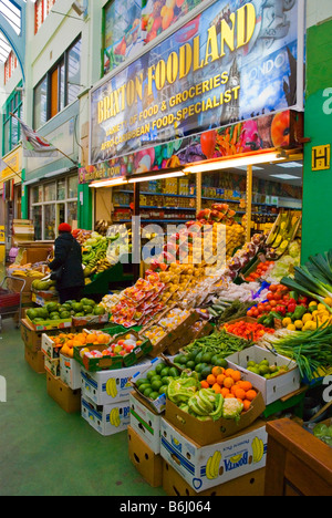 Obst-und Gemüsehändler am Markt Zeile in Brixton London England UK Stockfoto