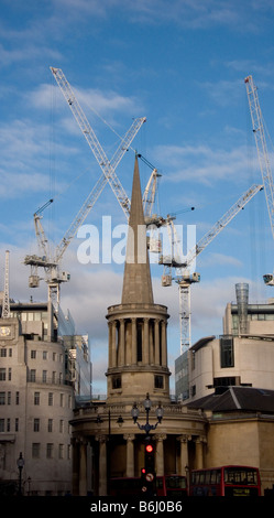 Alle Seelen Kirche Langham Place umgeben von Bau-Krane Regent St London UK Stockfoto