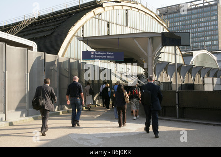 Pendler, die in Richtung zum Paddington Bahnhof, London. Stockfoto