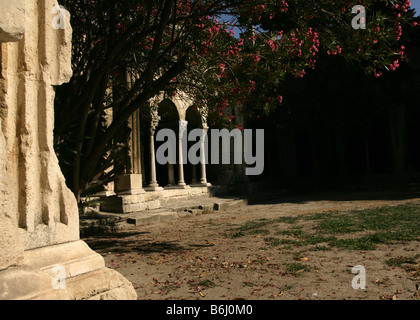 Kreuzgang aus dem Innenhof an der Kirche St. Trophime, Arles, Bouches-du-Rhône, Frankreich Stockfoto