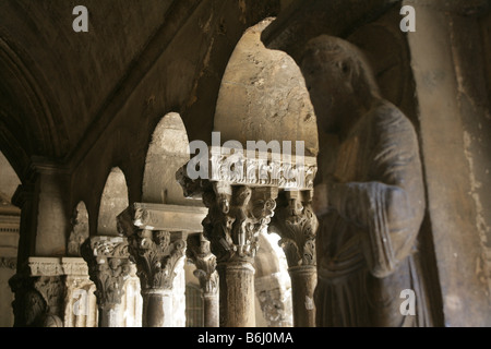 Kreuzgang Spalte Kapitelle in der Kirche von St. Trophime in Arles, Frankreich. Stockfoto