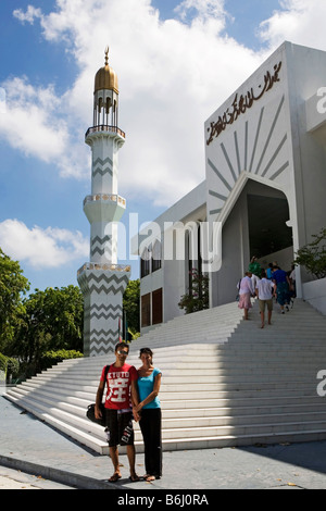 Touristen posieren für ein Foto vor der großen Freitagsmoschee und islamisches Zentrum in Male (Hauptstadt der Malediven) Stockfoto