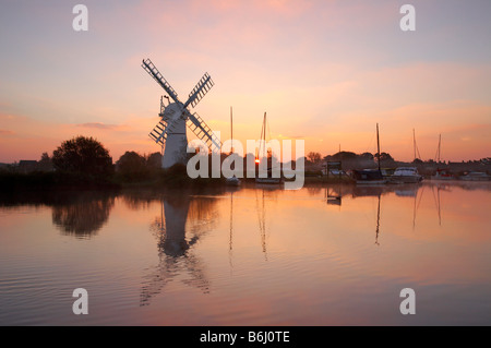 Thurne Windmühle fotografiert auf einer Muschel nebligen Morgen bei Sonnenaufgang auf den Norfolk Broads National Park. Stockfoto