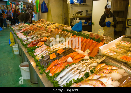 Fischhändler in Zeile Markt Einkaufszentrum in Brixton London England UK Stockfoto