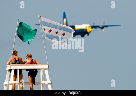 Rettungsschwimmer bei Chicago North Ave, Strand beobachten jährliche Airshow vom Turm Stockfoto