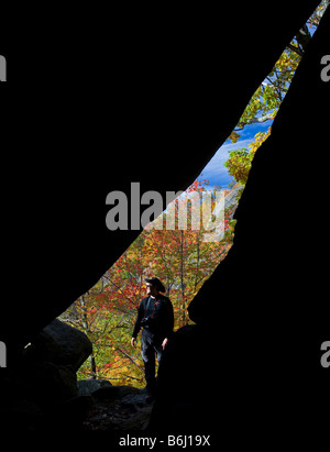 Ein Wanderer macht seinen Weg durch eine Berg-Passage über Old Rag Mountain und den Shenandoah-Nationalpark in Madison County Virginia Stockfoto