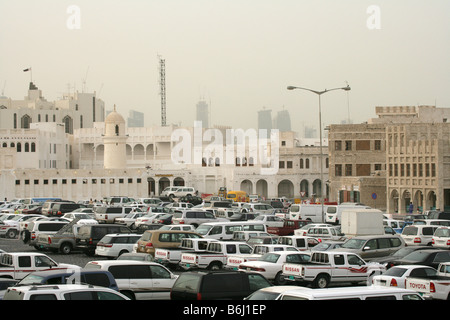 Autos und Lkws in der Innenstadt von Parkplatz, Doha, Qatar, Naher Osten Stockfoto