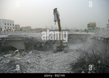 Arbeitnehmer fahren Bagger auf abbruchbaustelle, Doha, Qatar Stockfoto
