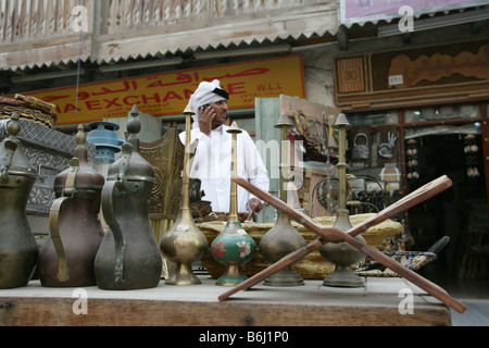 Antiquitätengeschäft auf dem Souq Waqif Markt in Doha, Katar. Stockfoto