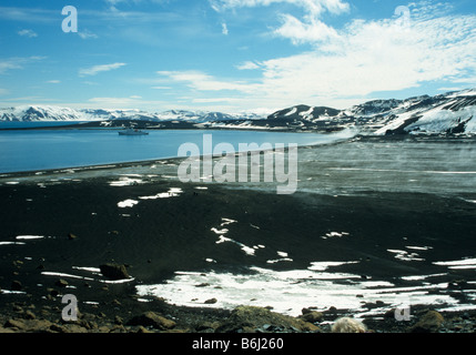 Whalers Bay Deception Island, Antarktis (Blick aus "Neptuns Fenster") Stockfoto