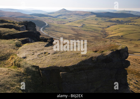 Blick vom glänzenden Tor auf der anderen Straßenseite A537 mit der Spitze des Shutlingsloe in Cheshire in der Ferne suchen Stockfoto